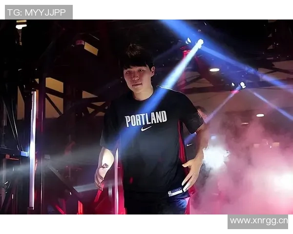 小杨将演唱会前夕媒体人揭秘开拓者休息日与新秀整蛊活动