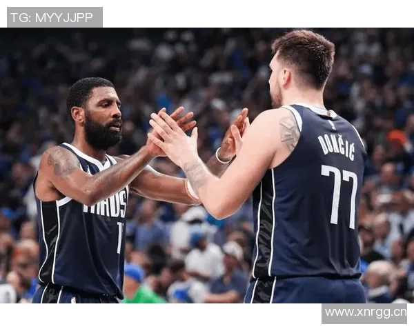 唐斯自豪于华子成就每次路过阿迪门店必停留欣赏他的海报