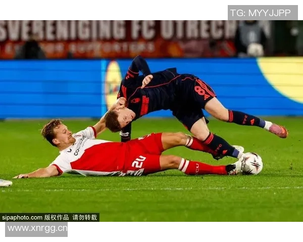 曼奇尼比赛中再施奇招挑衅对手摸臀飞吻引发对方一笑置之